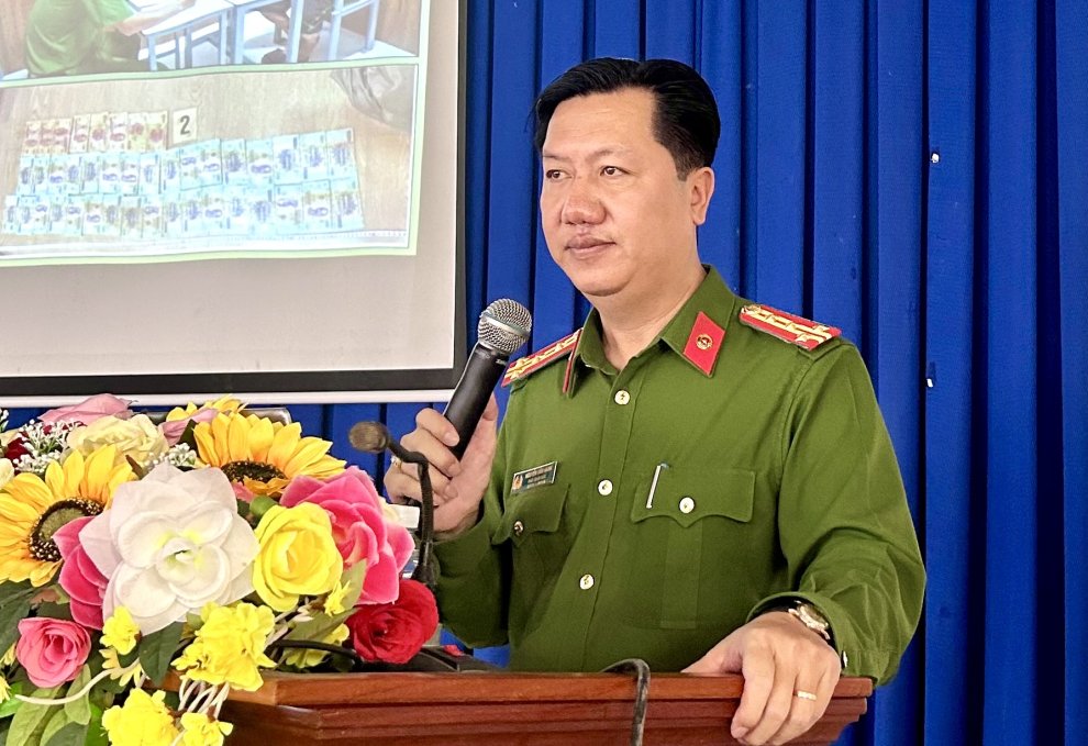 Đại tá Nguyễn Văn Hạnh, Phó Giám đốc Công an tỉnh tuyên truyền công tác bảo đảm an ninh trật tự phục vụ bầu cử tại xã đảo