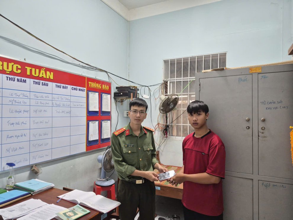 Công an phường Cái Vồn nhanh chóng trao tài sản cho người đánh rơi