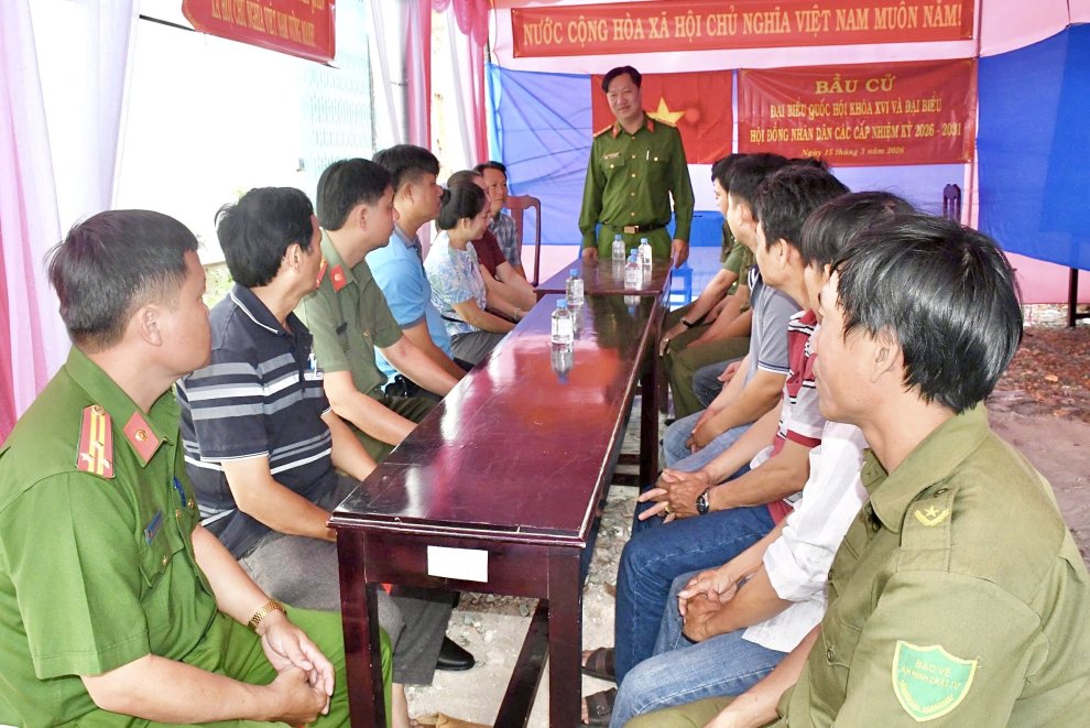 Đại tá Nguyễn Văn Hạnh, Phó Giám đốc Công an tỉnh kiểm tra, động viên lực lượng làm nhiệm vụ tại các điểm bầu cử