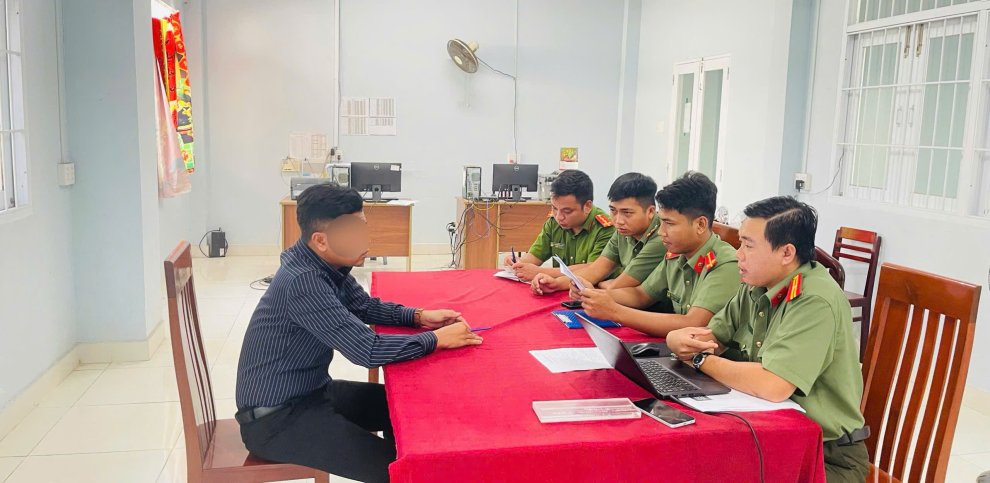 Công an xã Ngãi Tứ phối hợp phòng nghiệp vụ Công an tỉnh làm việc đối với trường hợp đăng tải thông tin sai sự thật trên mạng xã hội
