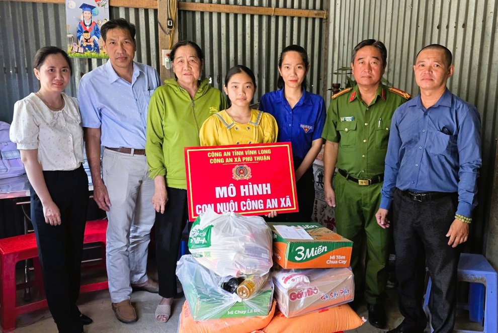 Công an xã Phú Thuận ra mắt mô hình “Con nuôi Công an xã”