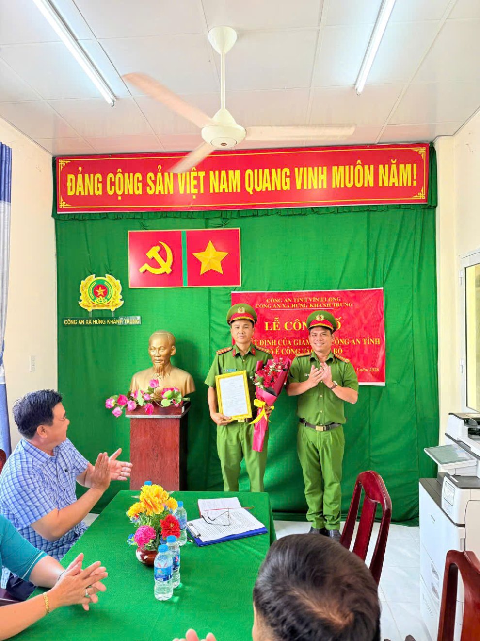 Công an xã Hưng Khánh Trung tổ chức lễ công bố quyết định của giám đốc công an tỉnh về công tác cán bộ