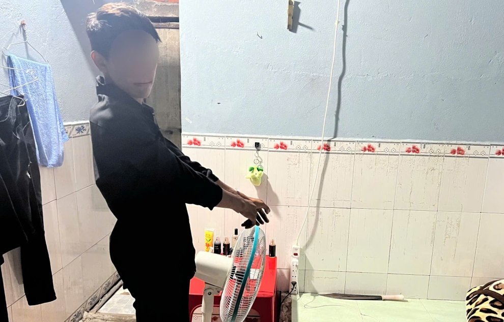 Công an xã Phú Thuận xử phạt vi phạm hành chính đối với 01 trường hợp mang theo dao đe dọa người khác
