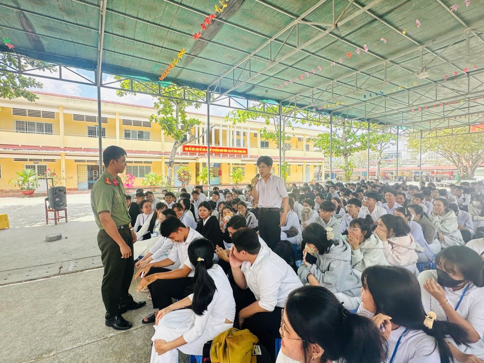 Chi đoàn Công an xã Hiếu Thành phối hợp tuyên truyền, hướng nghiệp tuyển sinh CAND năm 2026