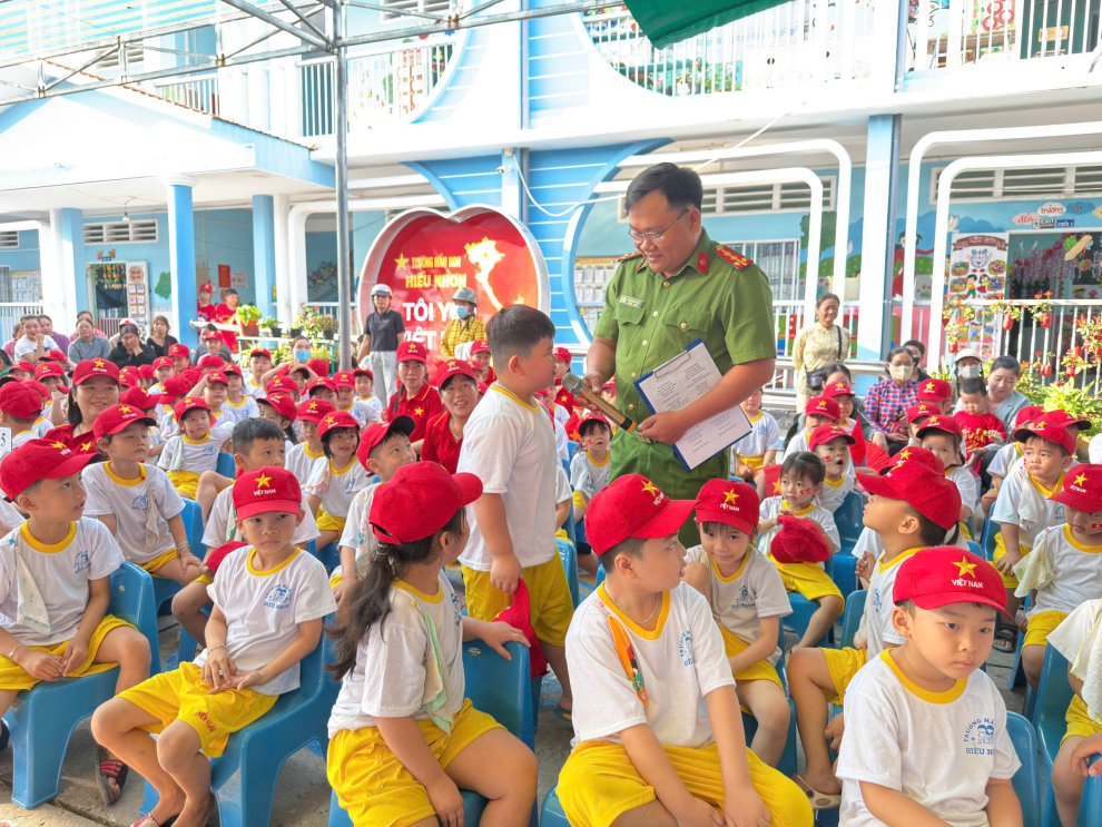Chi đoàn Công an xã Hiếu Thành đẩy mạnh tuyên truyền an toàn giao thông các trường mầm non