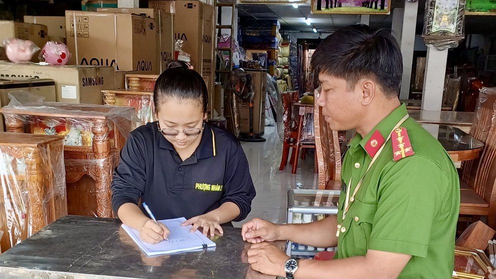 Công an xã Lộc Thuận quyết liệt giải toả hành lang giao thông, chấm dứt tình trạng lấn chiếm lòng, lề đường