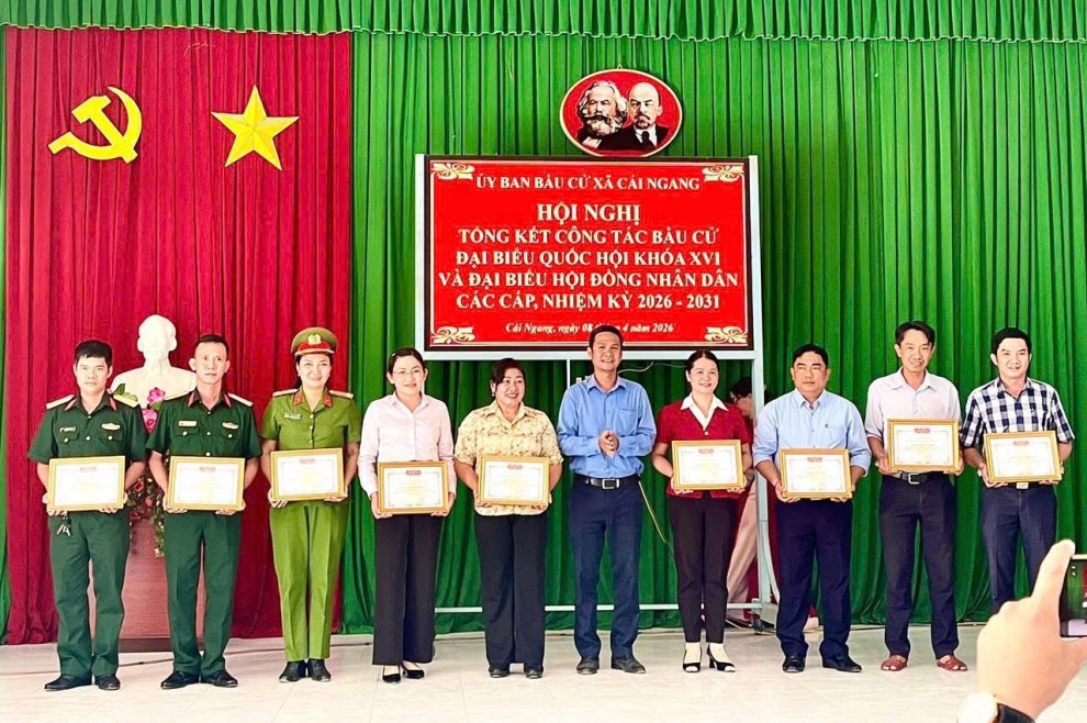 Xã Cái Ngang khen thưởng 05 tập thể và 42 cá nhân có thành tích hoàn thành xuất sắc nhiệm vụ trong công tác bầu cử