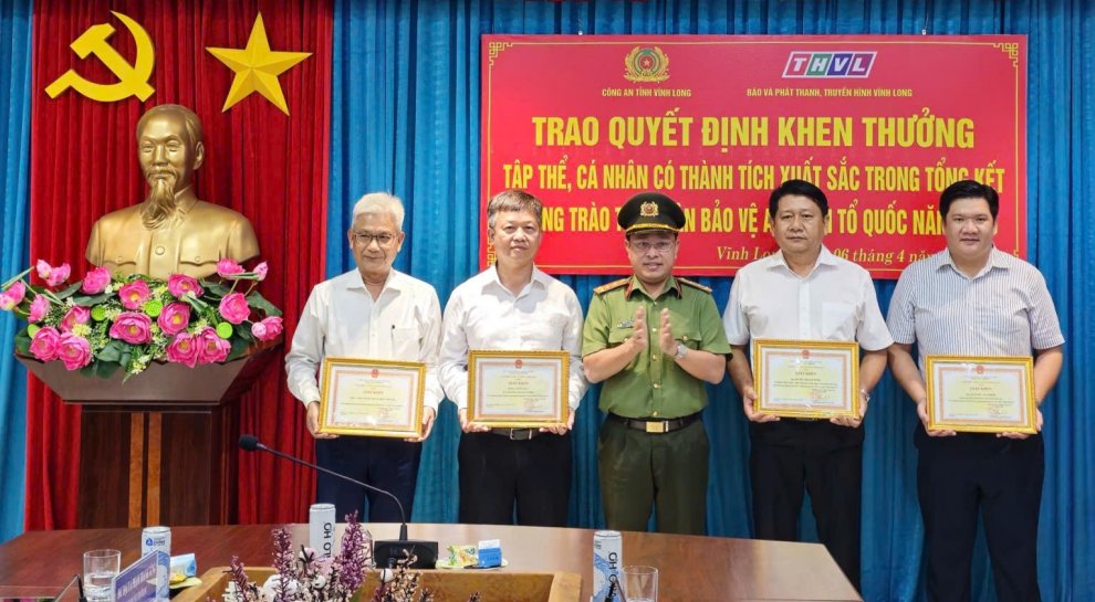 Đại tá Phạm Thanh Tùng, Phó Giám đốc Công an tỉnh trao khen phong trào toàn dân bảo vệ an ninh Tổ quốc tại Báo và phát thanh, truyền hình Vĩnh Long