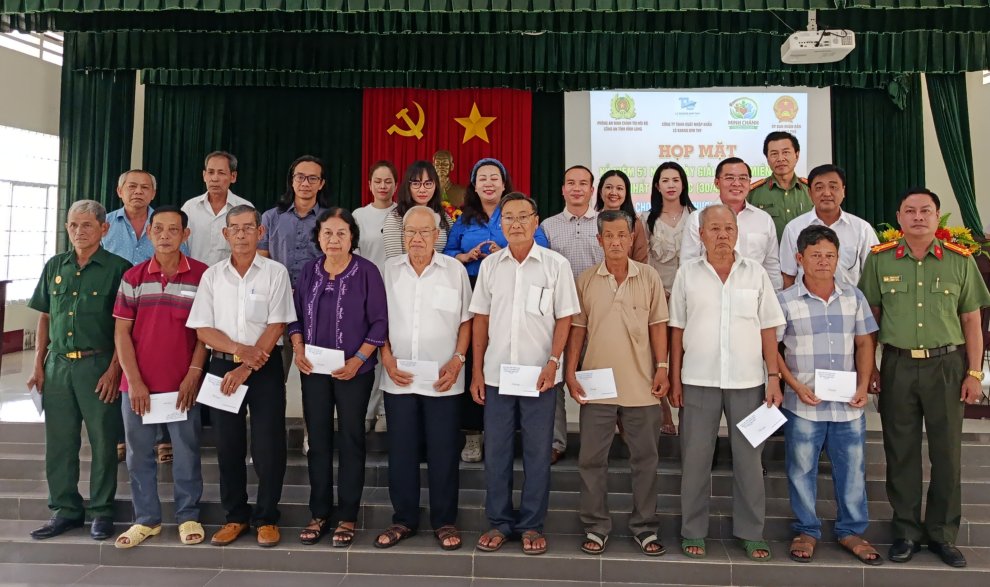 Trao tặng 160 phần quà cho gia đình thương binh, liệt sĩ tại xã Bình Phú