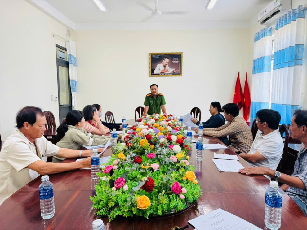Công an xã Bình Đại tổ chức tuyên truyền pháp luật đối với các cơ sở kinh doanh dịch vụ karaoke