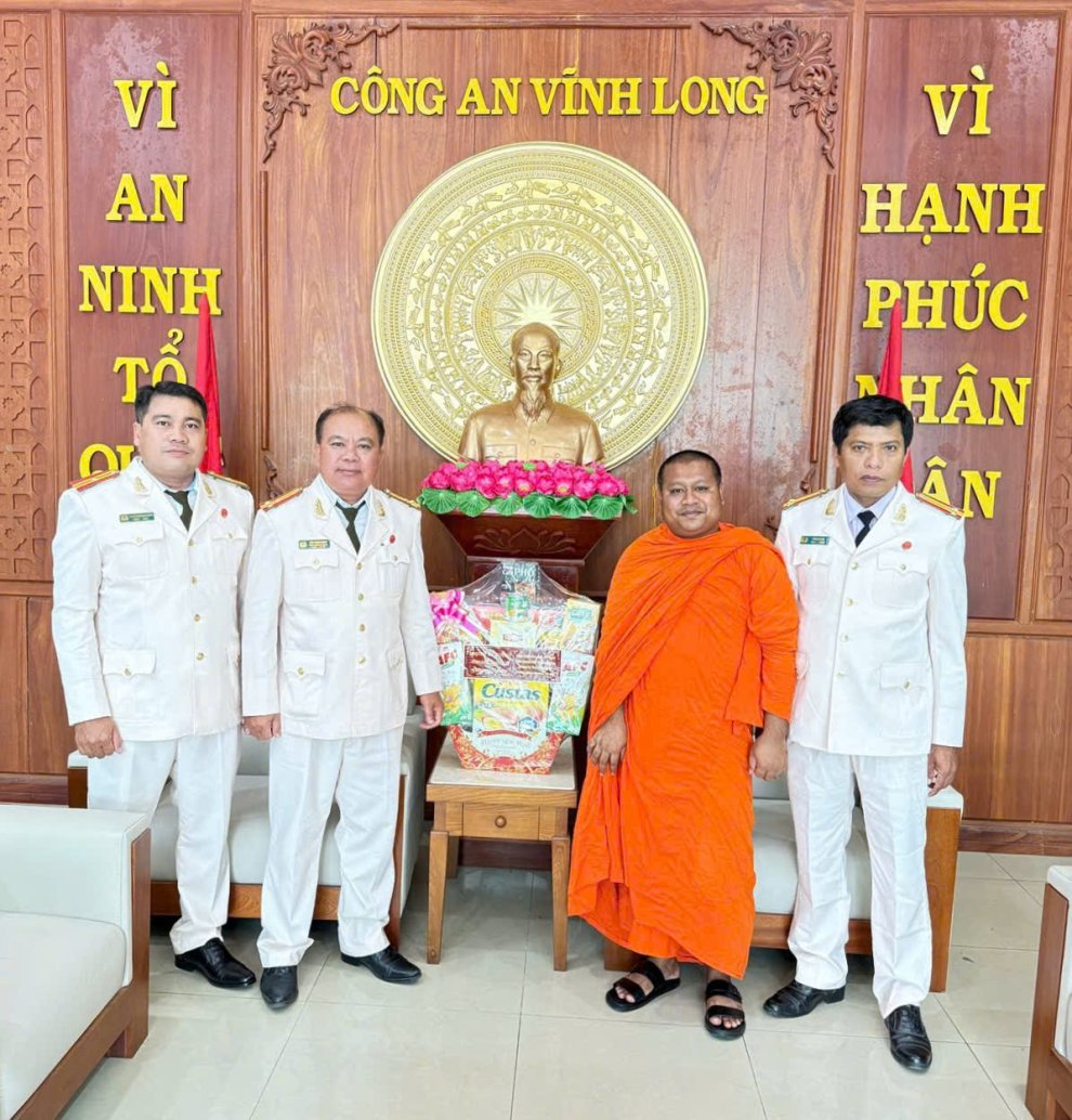Sư cả chùa Tà Rom chúc mừng Ngày truyền thống lực lượng An ninh nội địa và chúc mừng Chôl Chnam Thmây