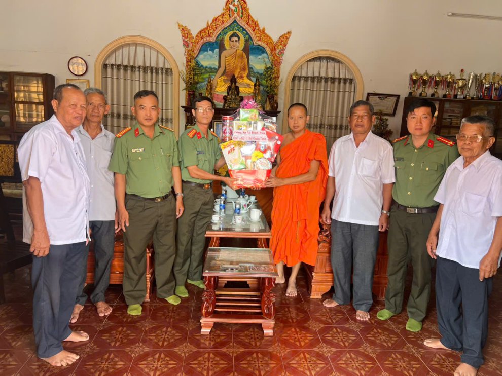 14 04 Công an xã Bình Phú thăm, chúc Tết cổ truyền Chôl Chnam Thmây các chùa Phật giáo Nam tông Khmer trên địa bàn (2)
