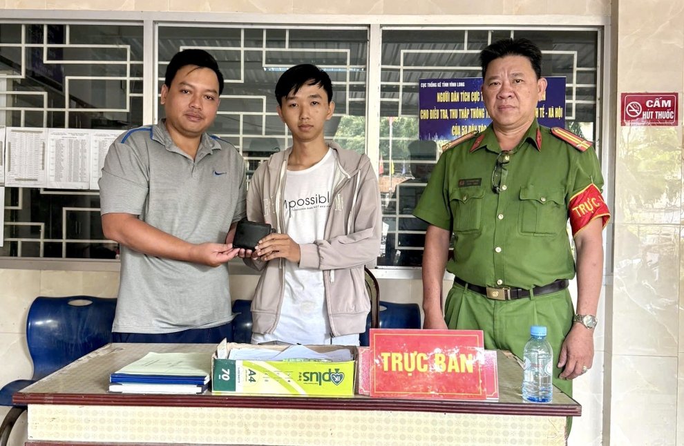 22 4 PHONG PA08 TIN CÁN BỘ CÔNG AN NHẶT ĐƯỢC VÍ TIỀN TRẢ LẠI NGƯỜI MẤT