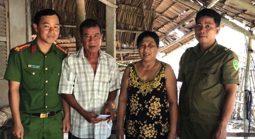 Chi đoàn Công an xã Tam Ngãi tặng quà, chúc Tết hộ gia đình người dân tộc Khmer có hoàn cảnh khó khăn nhân dịp Tết cổ truyền Chôl Chnam Thmây
