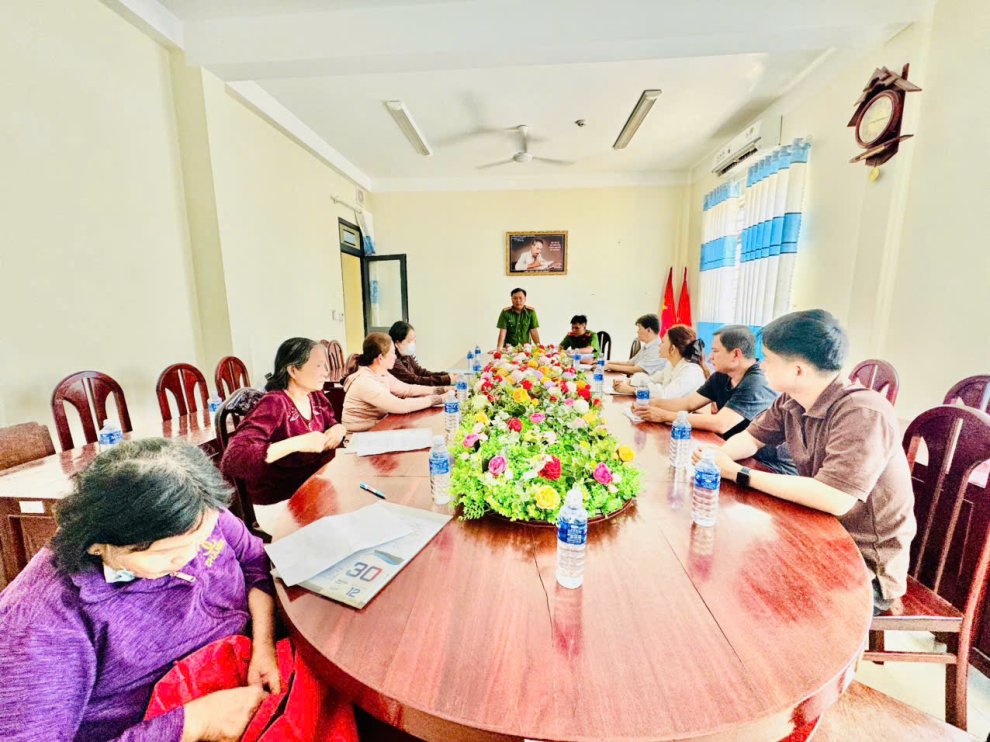 Công an xã Bình Đại tổ chức buổi triển khai ký cam kết chấp hành quy định an ninh trật tự và phòng, chống rửa tiền, tài trợ khủng bố và tài trợ phổ biến vũ khí hàng loạt, cài đặt ứng dụng báo cháy 114 và tích hợp tài khoản an sinh xã hội đối với cơ s