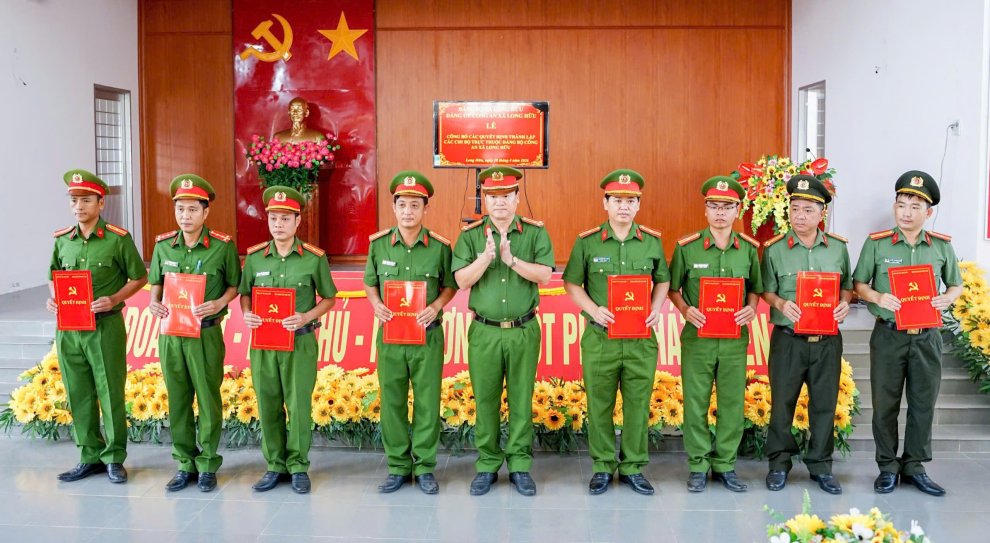 2 Đồng chí Lâm Thanh Châu, Bí thư Đảng ủy Công an xã trao các Quyết định thành lập Chi bộ