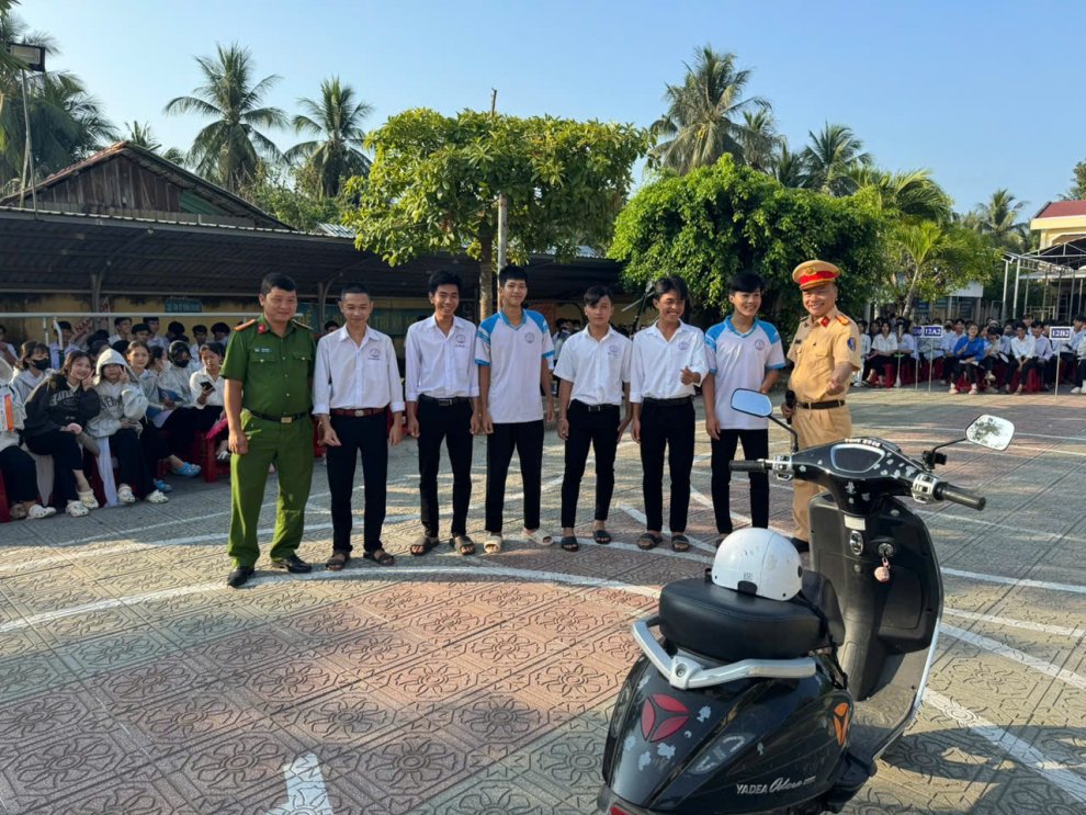 Công an xã Nhị Long phối hợp tuyên truyền an toàn giao thông