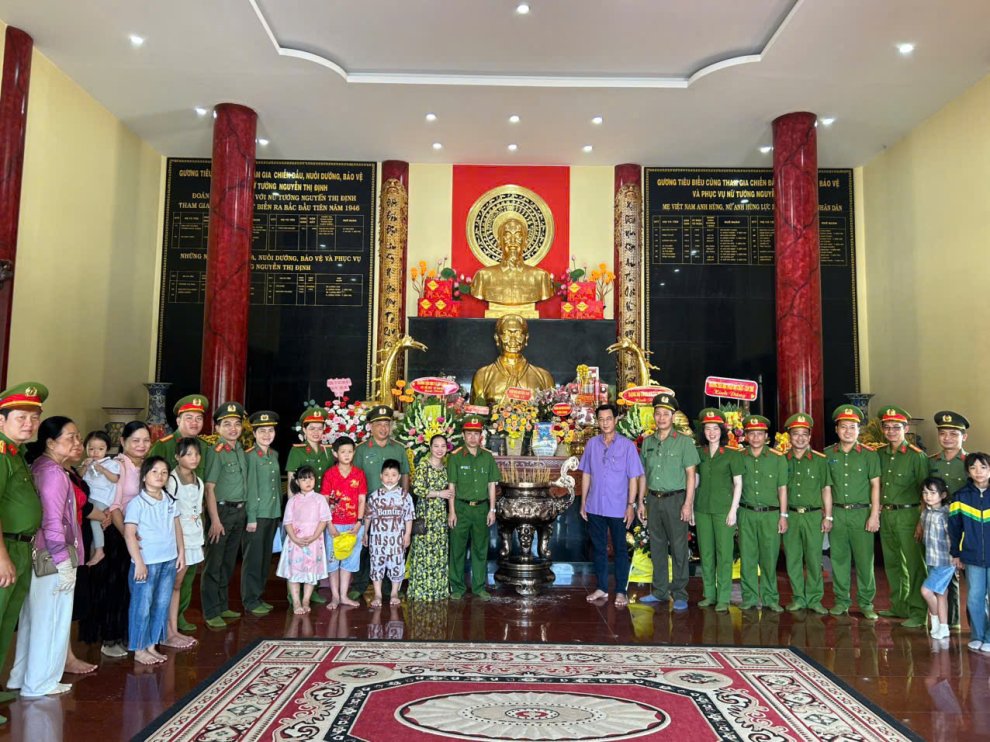 Công an xã Nhị Long giáo dục truyền thống cho cán bộ, chiến sĩ