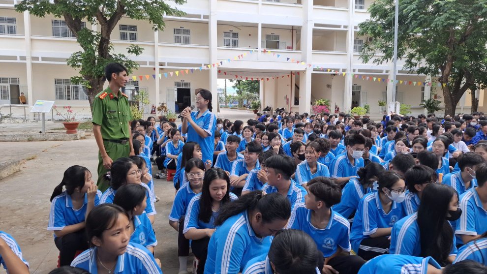 Công an xã Mỹ Long tăng cường tuyên truyền phòng, chống bạo lực học đường và ma túy