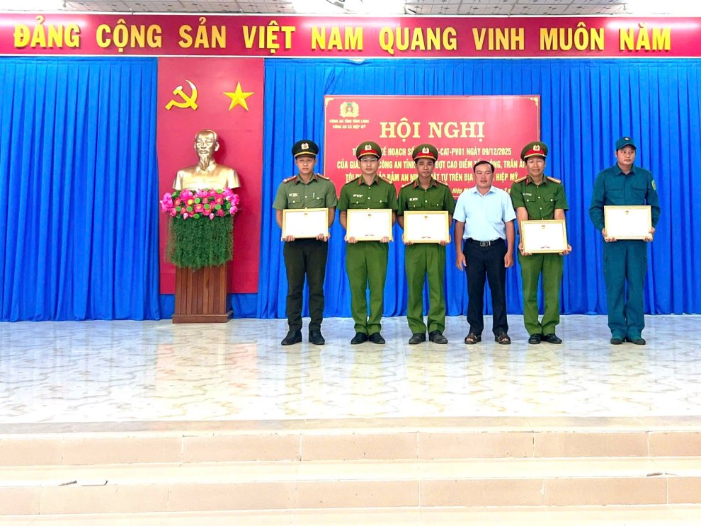 5 đồng chí Võ Hoàng Nam – Phó Chủ tịch UBND xã trao khen các cá nhân có thành tích xuất sắc trong đợt cao điểm