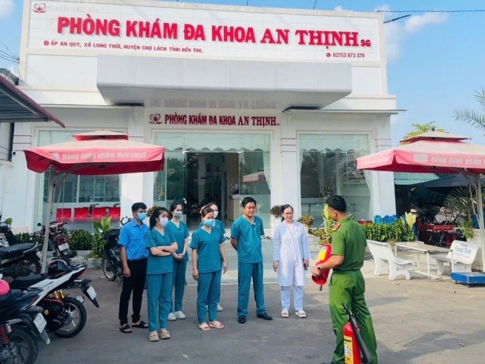 Ảnh 2 Cán bộ Phòng Cảnh sát PCCC và CNCH hướng dẫn kỹ năng sử dụng