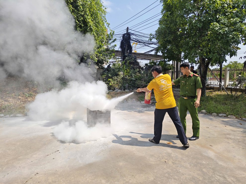 Ảnh 2 Học viên thực hành sử dụng bình chữa cháy