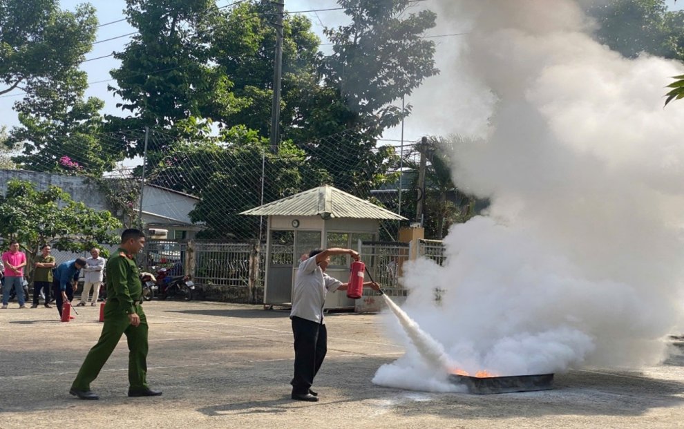 Ảnh 2 Học viên thực hành sử dụng phương tiện chữa cháy xách tay