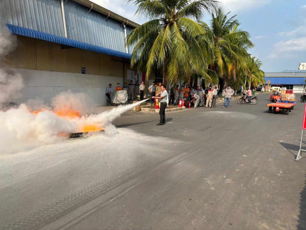 Ảnh 2 Học viên thực hành sử dụng phương tiện chữa cháy xách tay