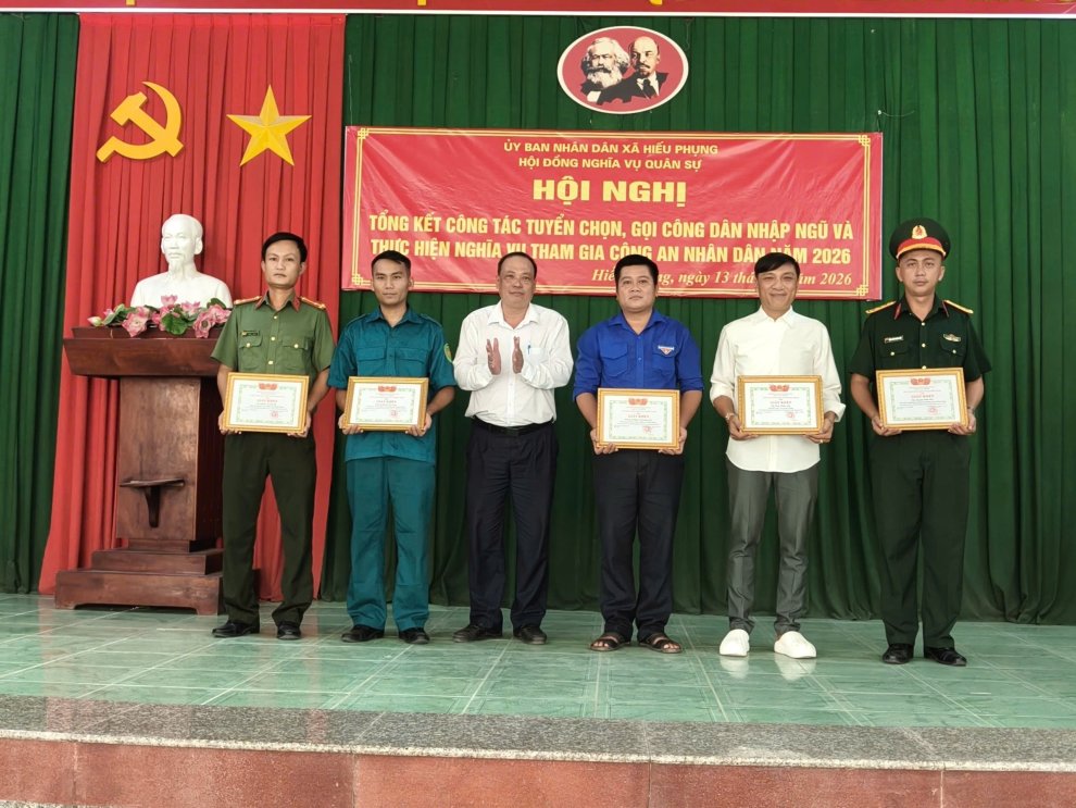 Ảnh Chủ tịch UBND xã trao Giấy khen cho các cá nhân có thành tích xuất sắc