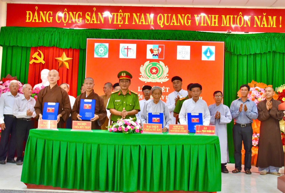 Các cơ sở tôn giáo ký kết thực hiện mô hình