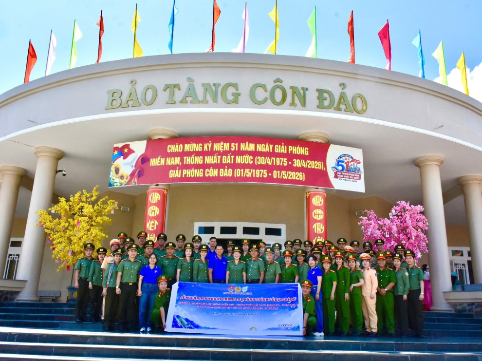 Các thành viên trong đoàn chụp ảnh lưu niệm tại bảo tàng Côn Đảo