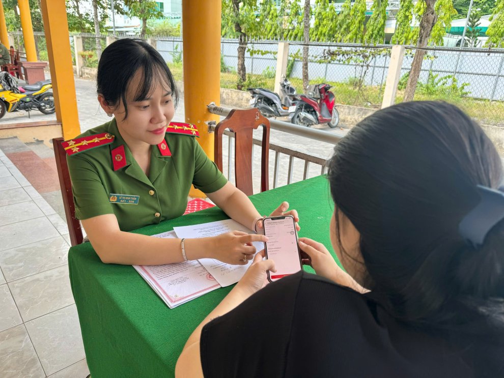 Cán bộ Công an phường hướng dẫn người dân khai hồ sơ trực tuyến