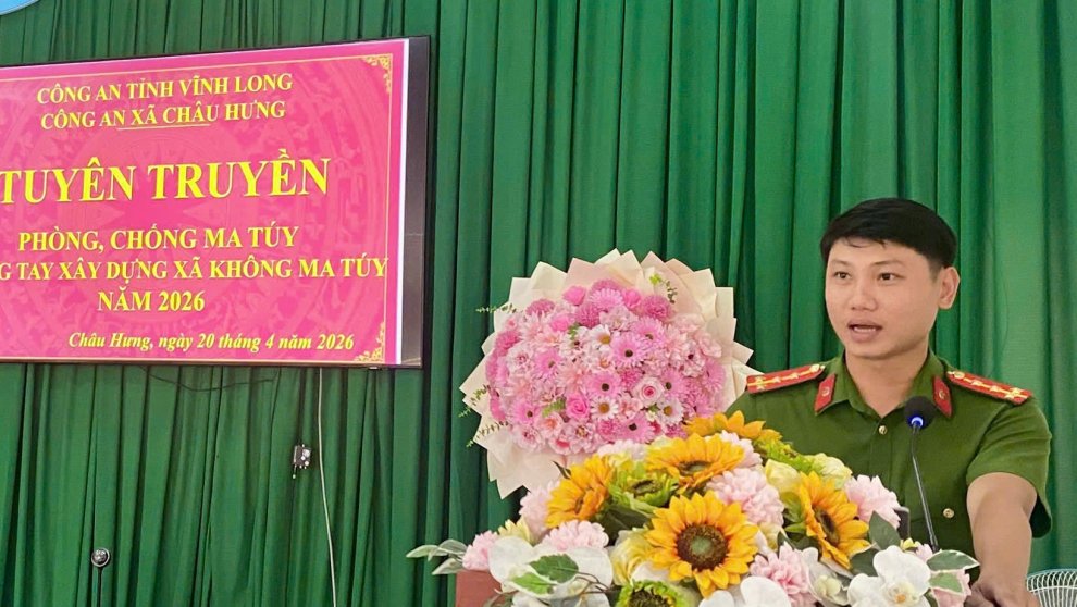 Cán bộ Công an xã Châu Hưng phát biểu tuyên truyền đến đại biểu tham dự