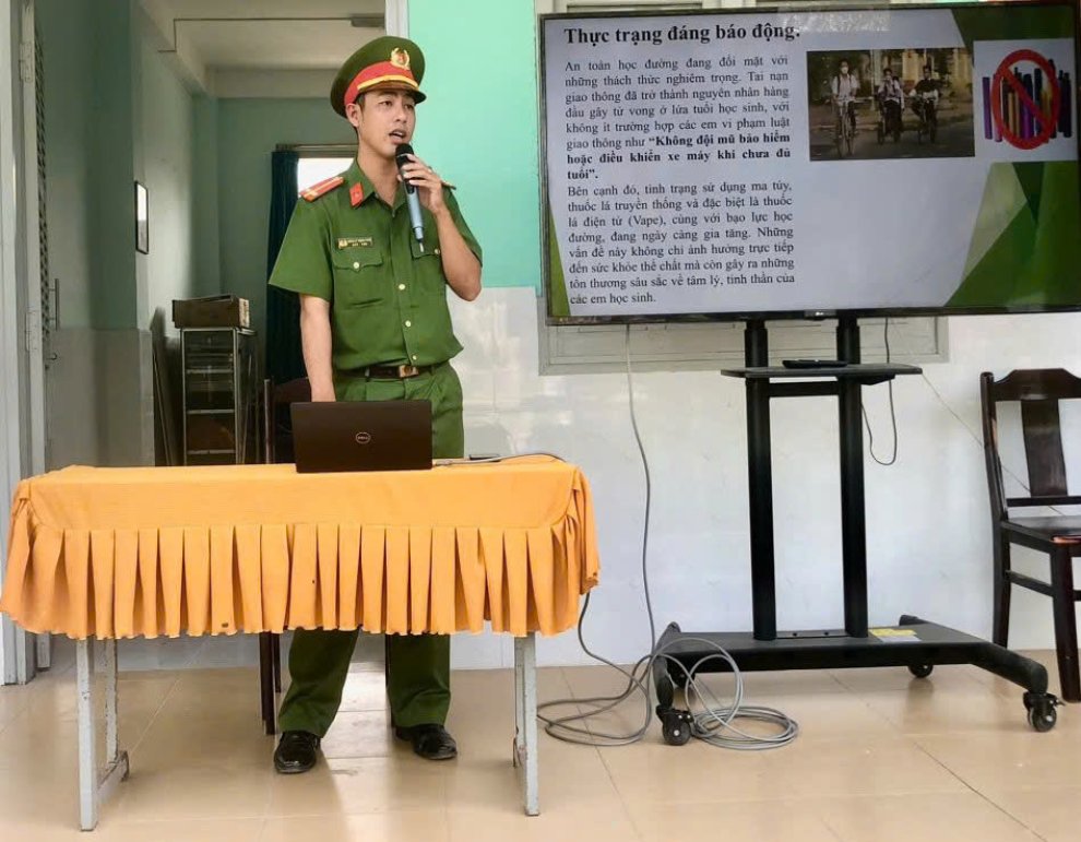 Chi đoàn Công an xã tuyên truyền cho học sinh