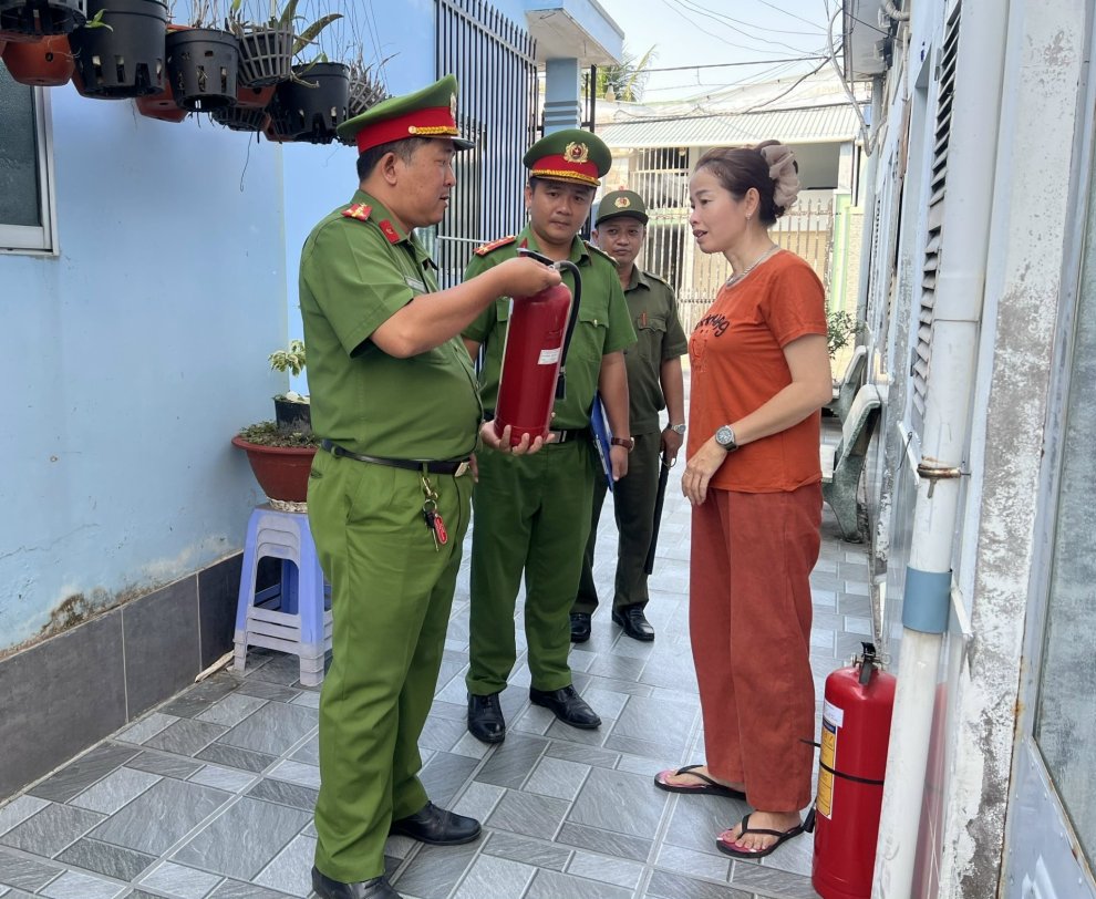 Công an phường Sơn Đông tuyên truyền PCCC tại hộ gia đình