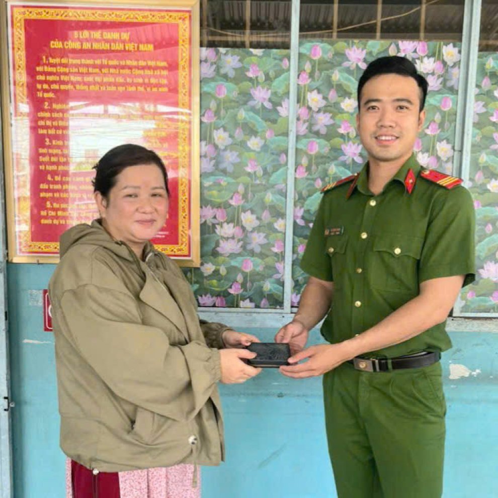 Công an phường Thanh Đức trao trả tài sản lại cho người dân a82