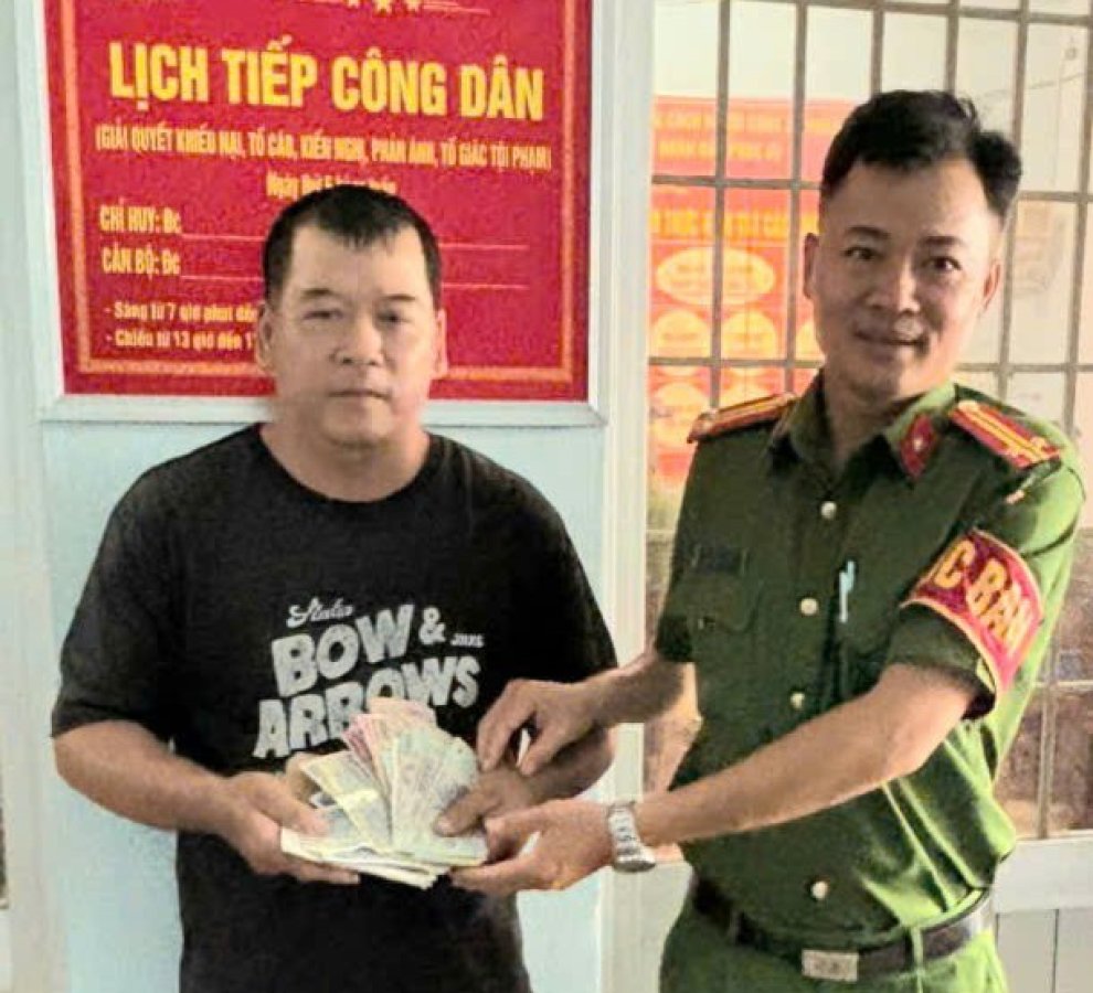 ( Công an phường Thanh Đức trao trả tiền cho người đánh rơi)ce651