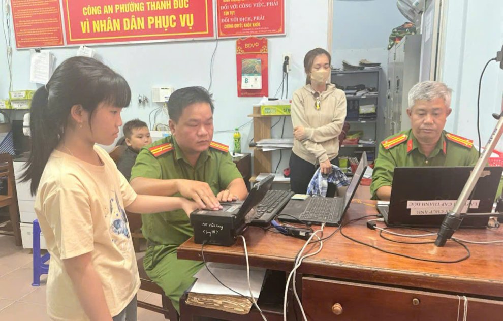 Công an phường tiếp nhận định danh điện tử mức 2 cho trẻ emad1696