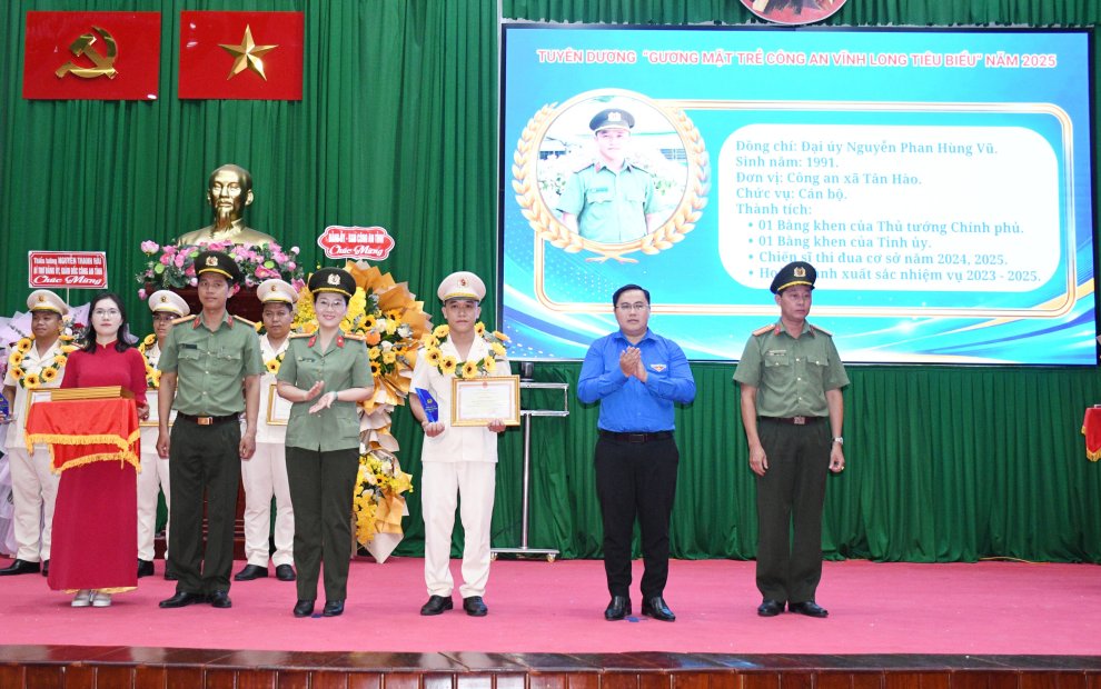 Đại úy Nguyễn Phan Hùng Vũ nhận danh hiệu Gương mặt trẻ tiêu biểu Công an tỉnh Vĩnh Long năm 2025