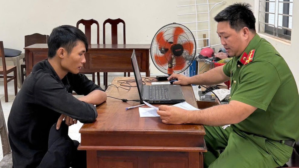 Đại úy Võ Hoàng Giang làm việc với đối tượng trộm cáp tài sản