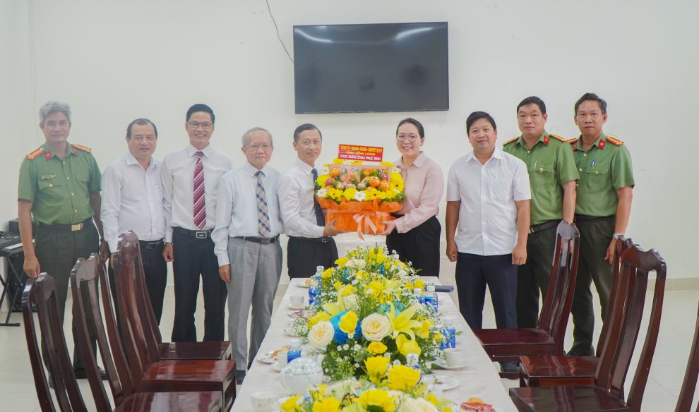 Đoàn chụp ảnh lưu niệm (1)