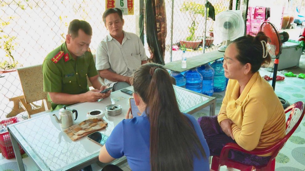 Đoàn viên Công an xã hỗ trợ người dân kiểm tra tình trạng thuê bao