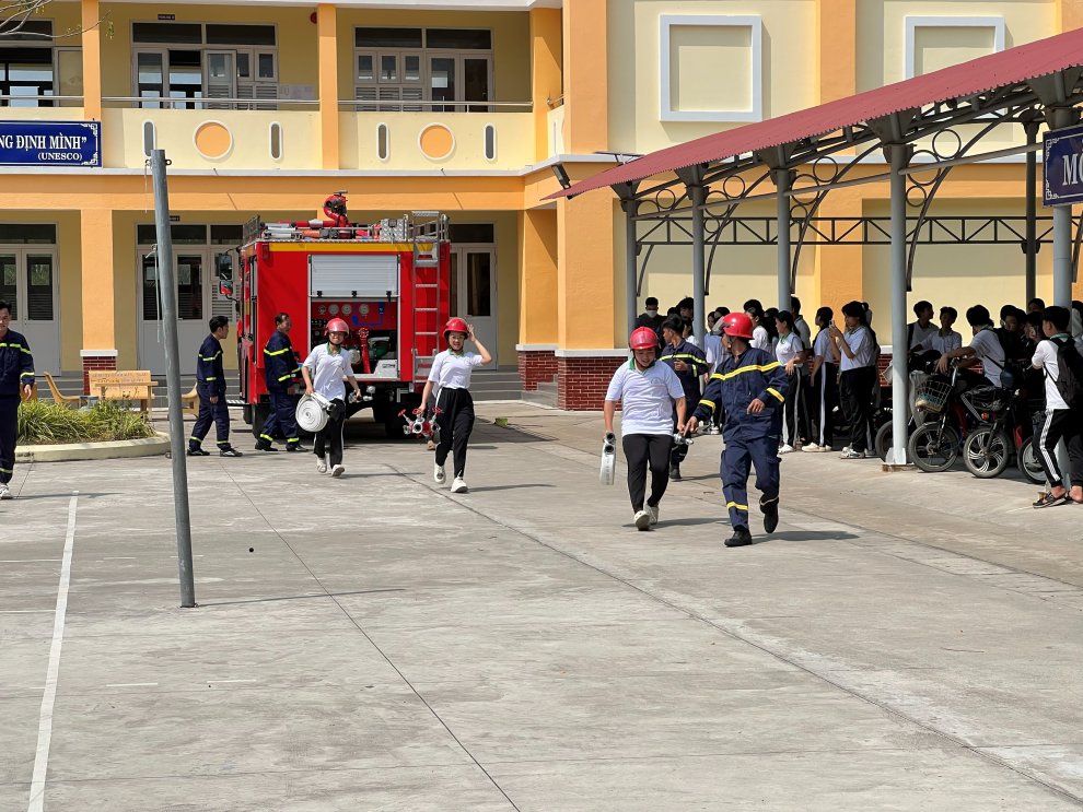 Hình 6 Học sinh trải nghiệm triển khai đội hình chữa cháy