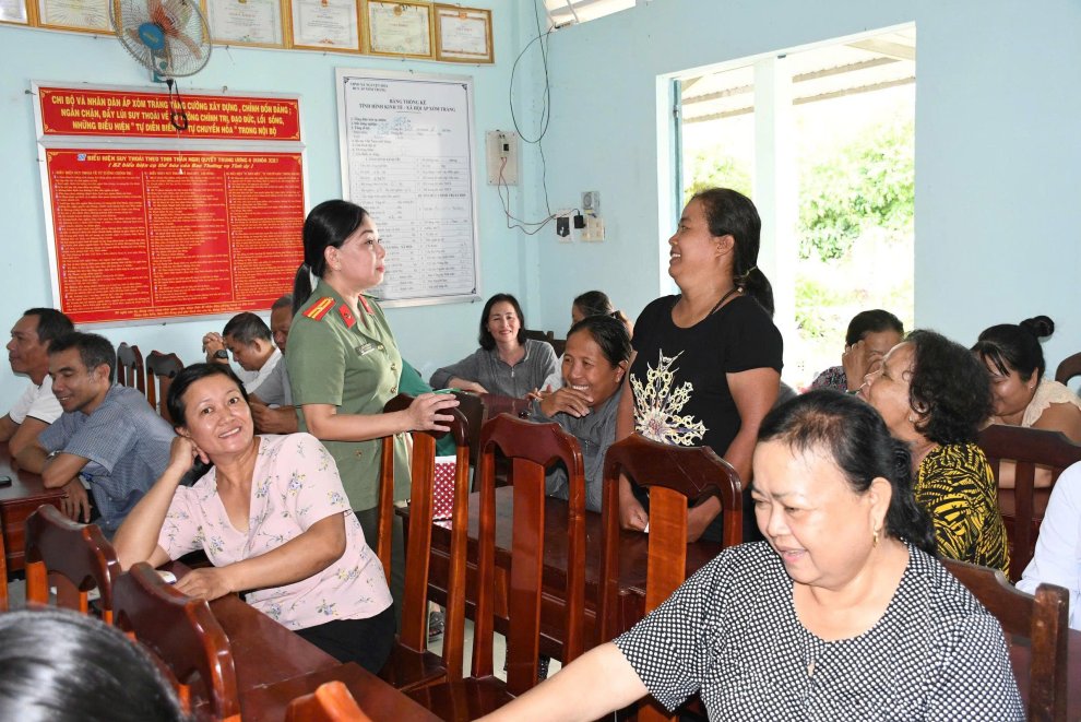 Hình ảnh các chị em trả lời câu hỏi trong buổi tuyên truyền1