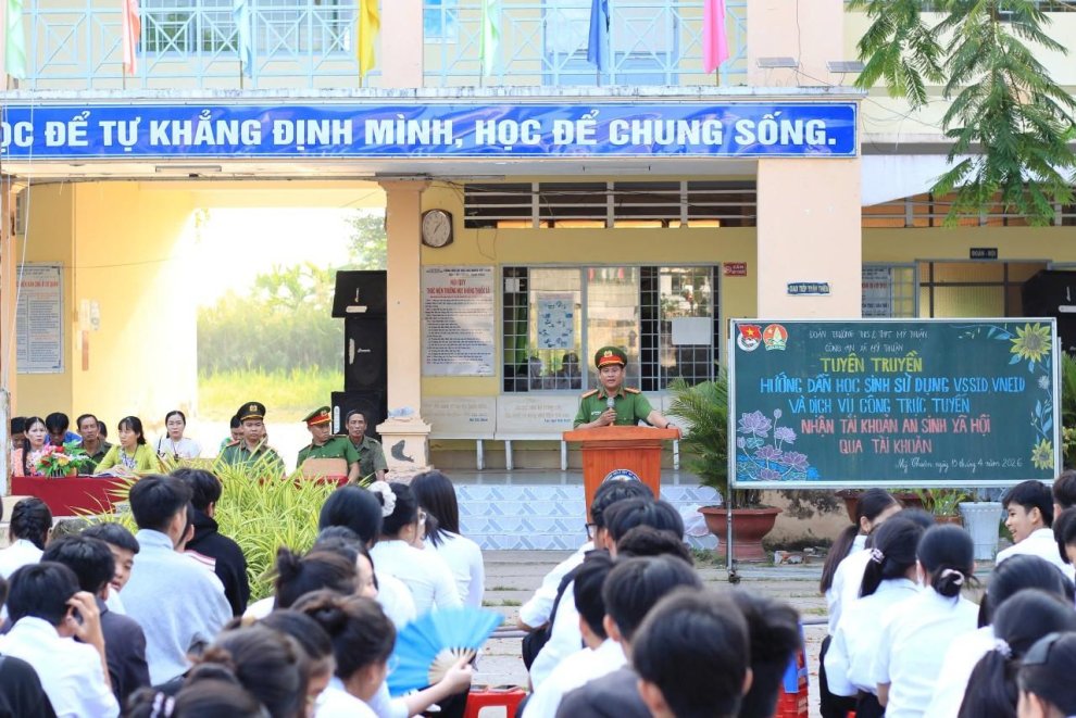 Công an xã Mỹ Thuận hướng dẫn công dân tích hợp tài khoản hưởng an sinh xã hội trên VNeID kết hợp tuyên truyền pháp luật tại trường học