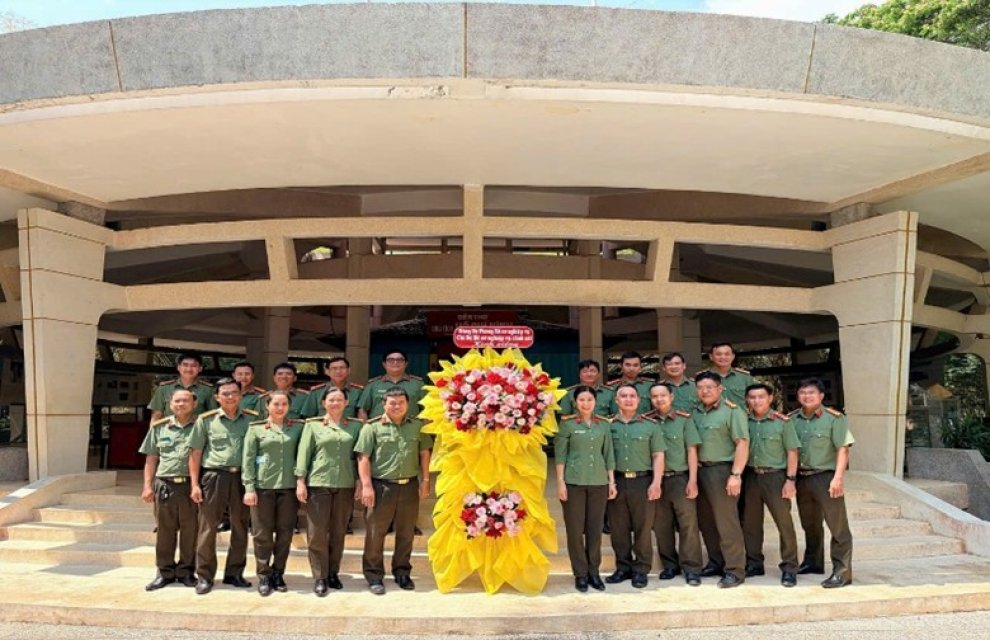 Chi bộ Hồ sơ nghiệp vụ Cảnh sát về nguồn tại Đền thờ Bác Hồ