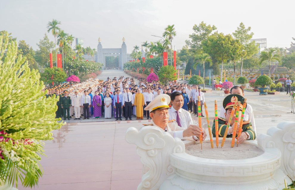 Lãnh đạo tỉnh và đại biểu viếng các Anh hùng liệt sĩ đang yên nghỉ tại Nghĩa trang liệt sĩ tỉnh (5)
