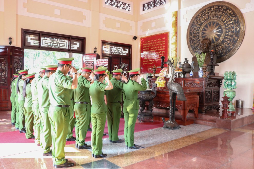 Lực lượng Cảnh sát Quản lý hành chính về trật tự xã hội, Công an tỉnh dâng hương và phút mặc niệm tại Khu lưu niệm Chủ tịch Hội đồn