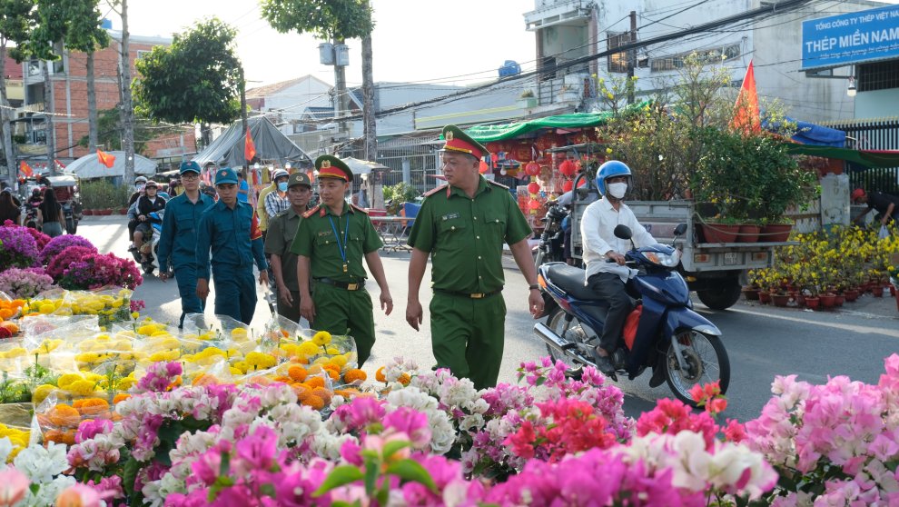 Lực lượng Công an phối hợp quân sự địa phương bảo đảm ANTT cho Nhân dân vui xuân, đón Tết an toàn