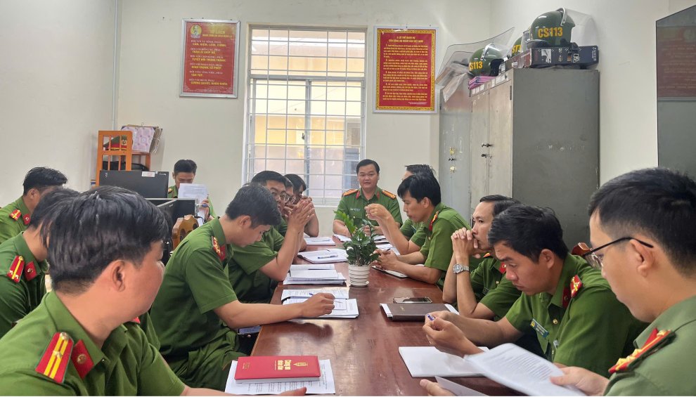 Lực lượng Công an xã Vĩnh Thành tham gia sinh hoạt chính trị